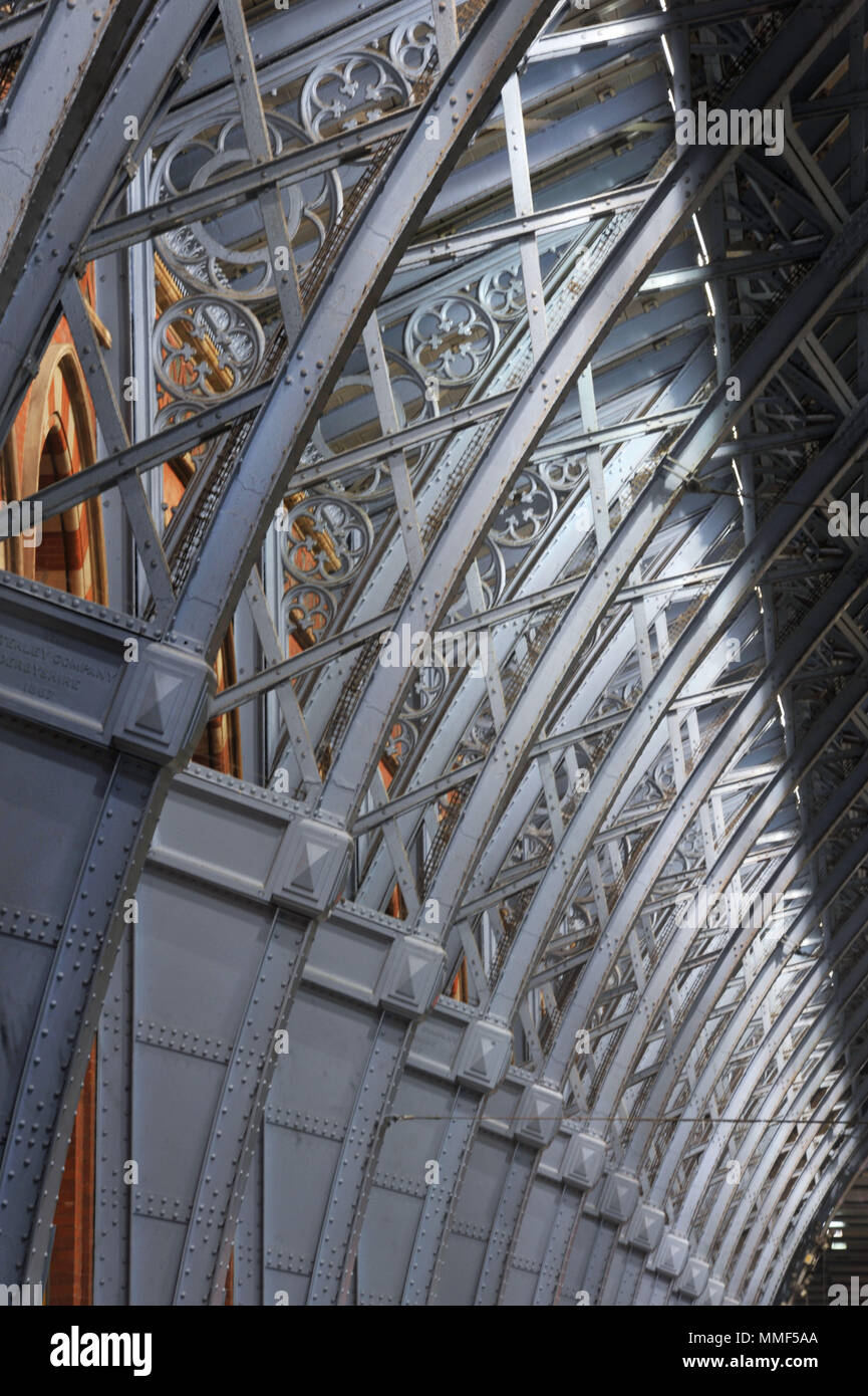 The blue girders of the Barlow Shed in St Pancras International Stock Photo