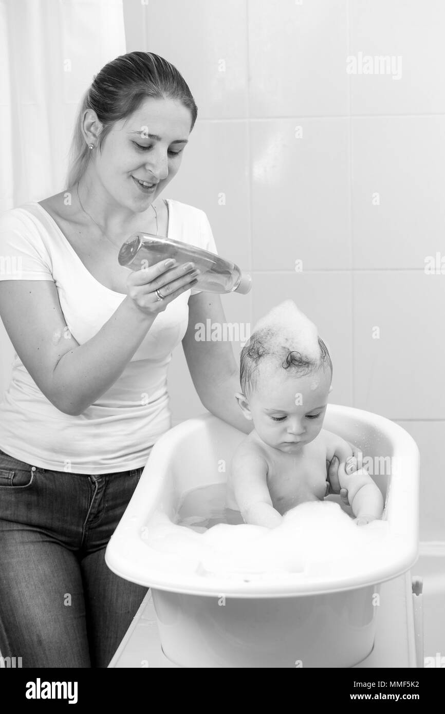 Успокаивающая ванна для ребенка. Как мама моет ребенка. Как мама моет ребенка. Ребенок умывается. Совместное купание с мамой в ванной.