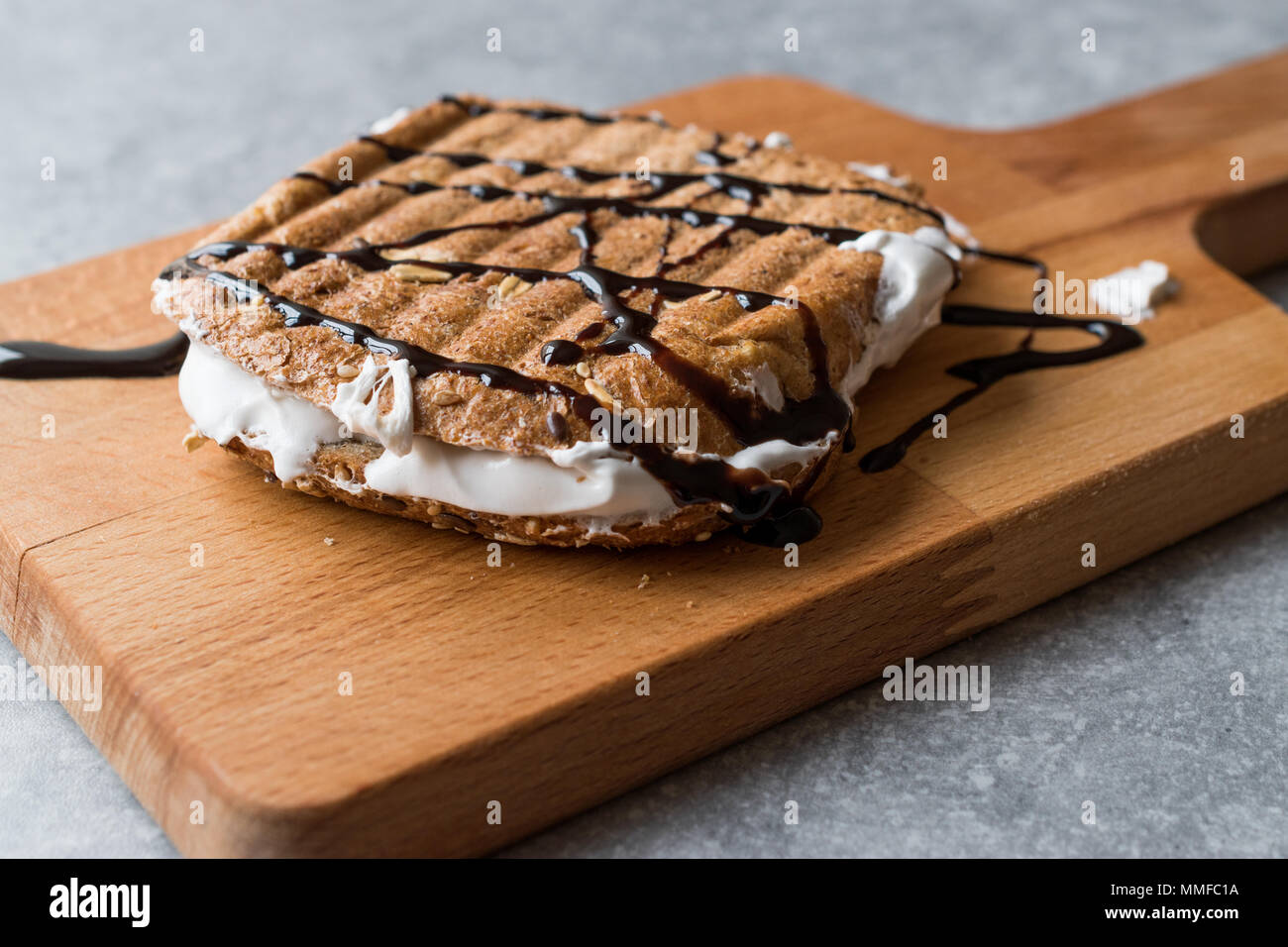 Toasted Marshmallow Sandwich with Chocolate Sauce / Fluffernutter