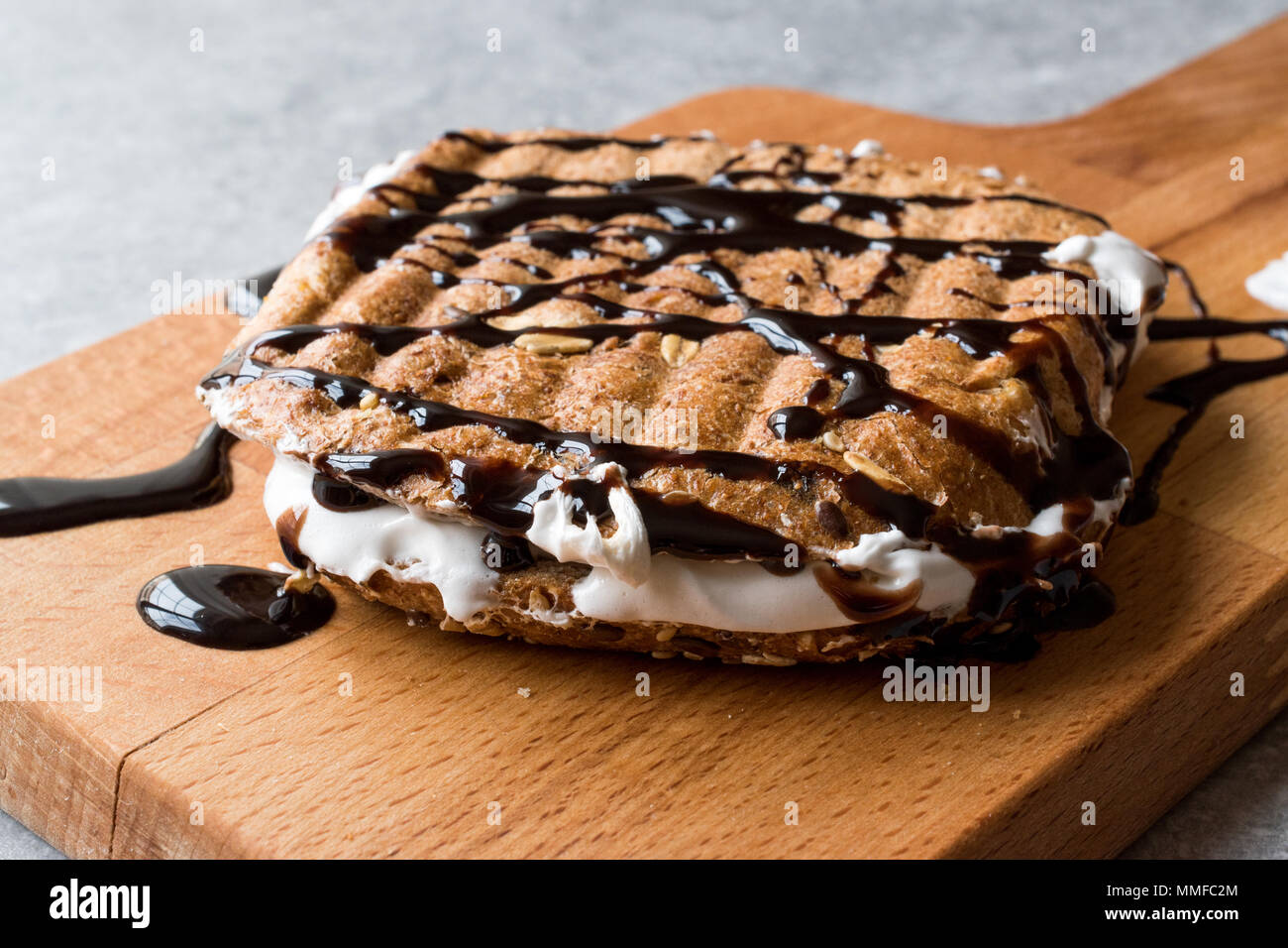 Toasted Marshmallow Sandwich with Chocolate Sauce / Fluffernutter