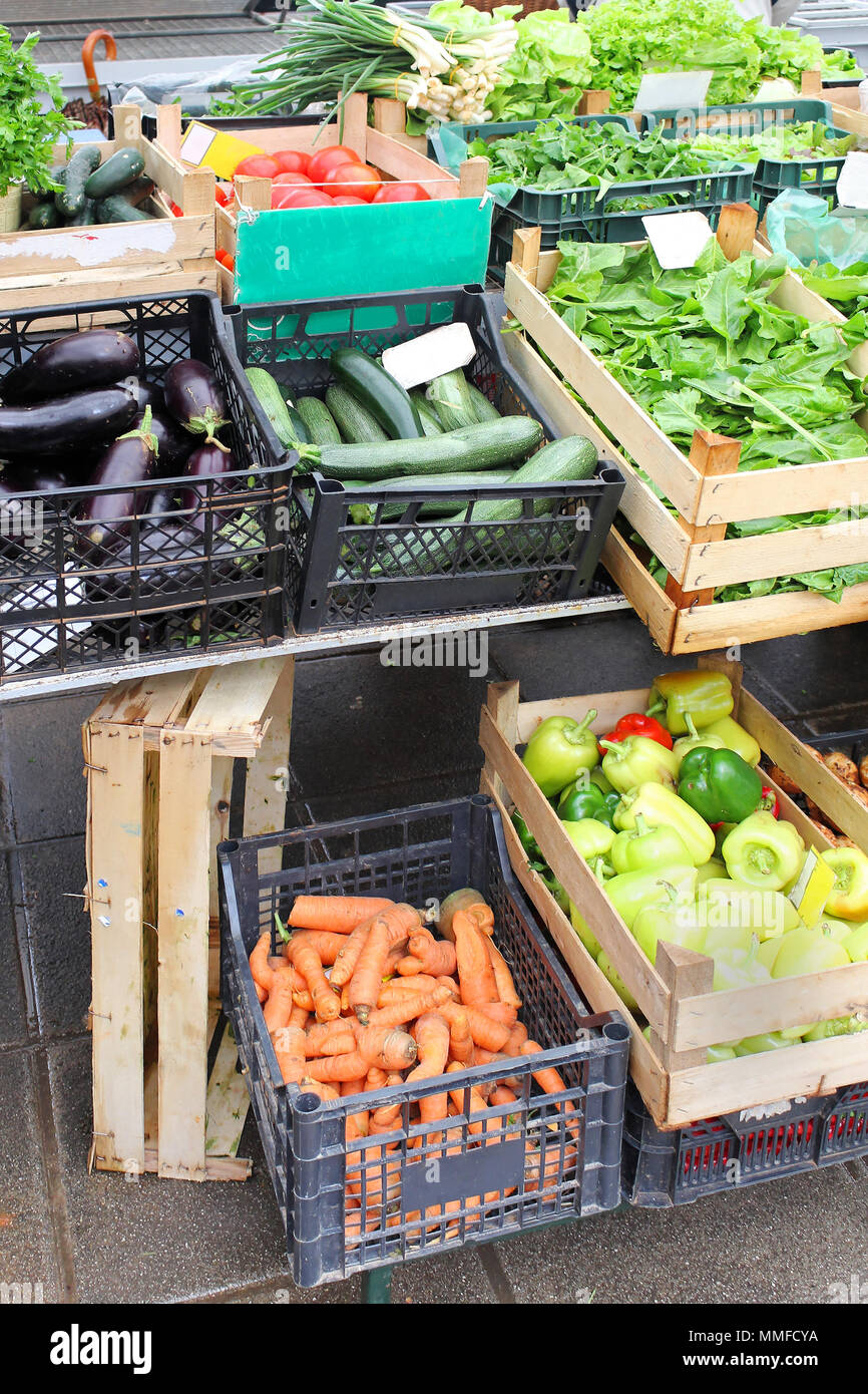 https://c8.alamy.com/comp/MMFCYA/corner-on-vegetable-crates-on-market-stall-corber-in-italy-MMFCYA.jpg