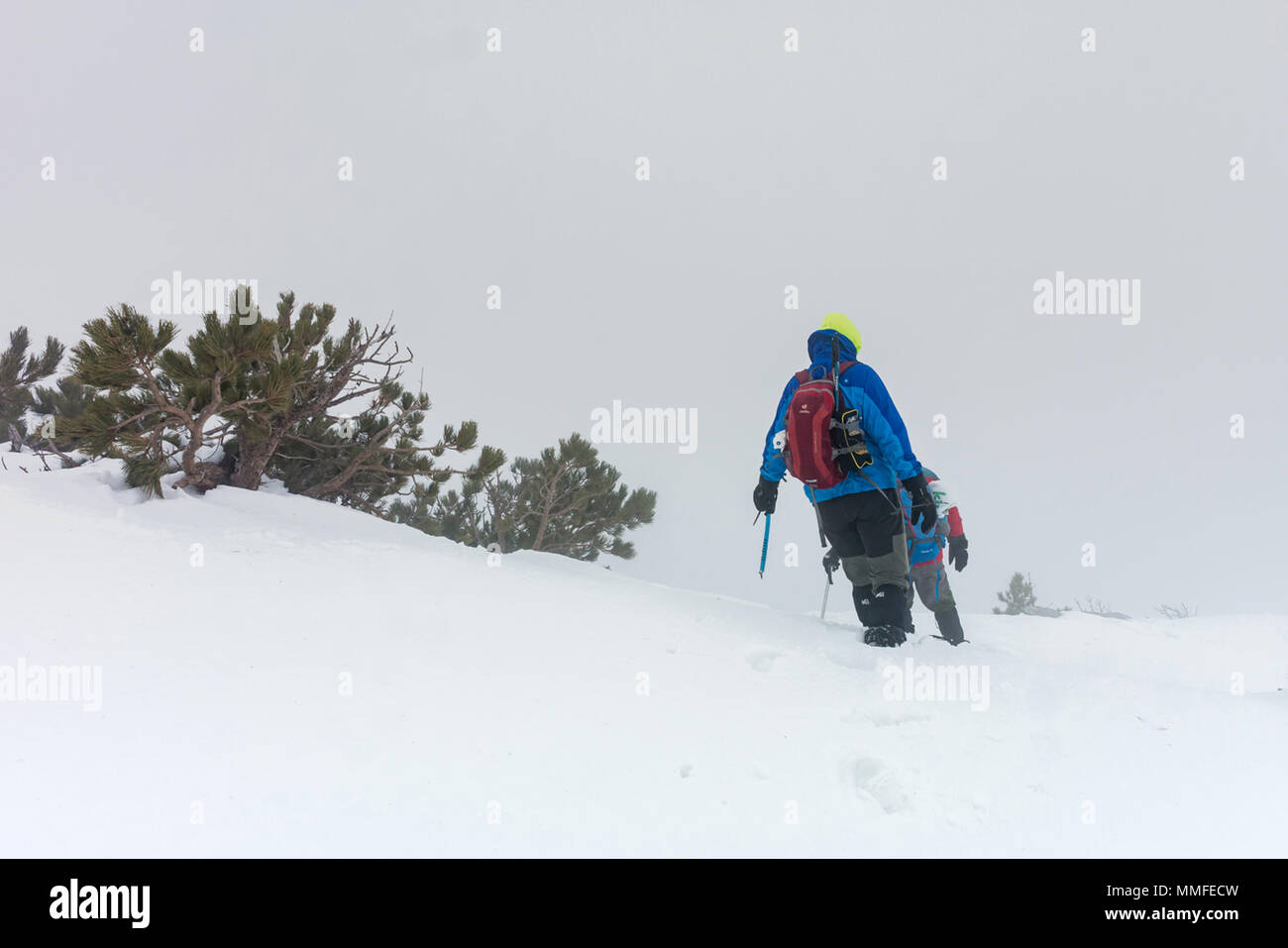 Kar yuruyusu dagcilik, Snow Hiking outdoor sport Stock Photo