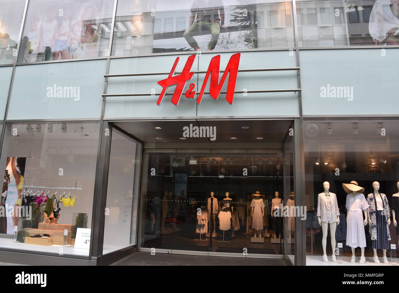 H&m hennes & mauritz hi-res stock photography and images - Page 6 - Alamy