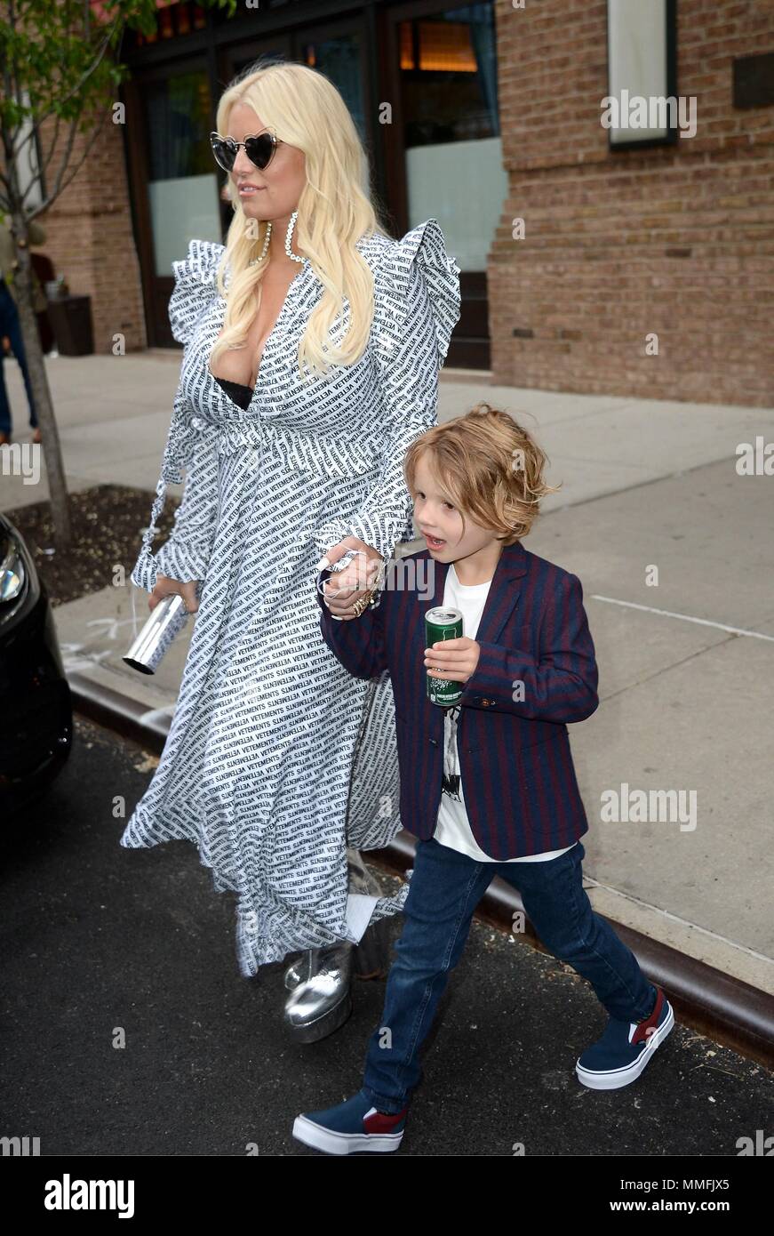 New York Ny Usa 10th May 18 Jessica Simpson Ace Knute Johnson Out And About For Celebrity Candids Thu New York Ny May 10 18 Credit Kristin Callahan Everett Collection Alamy Live News New York Ny Usa 10th May 18 Jessica Simpson Ace Knute Johnson Out And About For Celebrity Candids Thu New York Ny May 10 18 Credit Kristin Callahan Everett Collection Alamy Live News