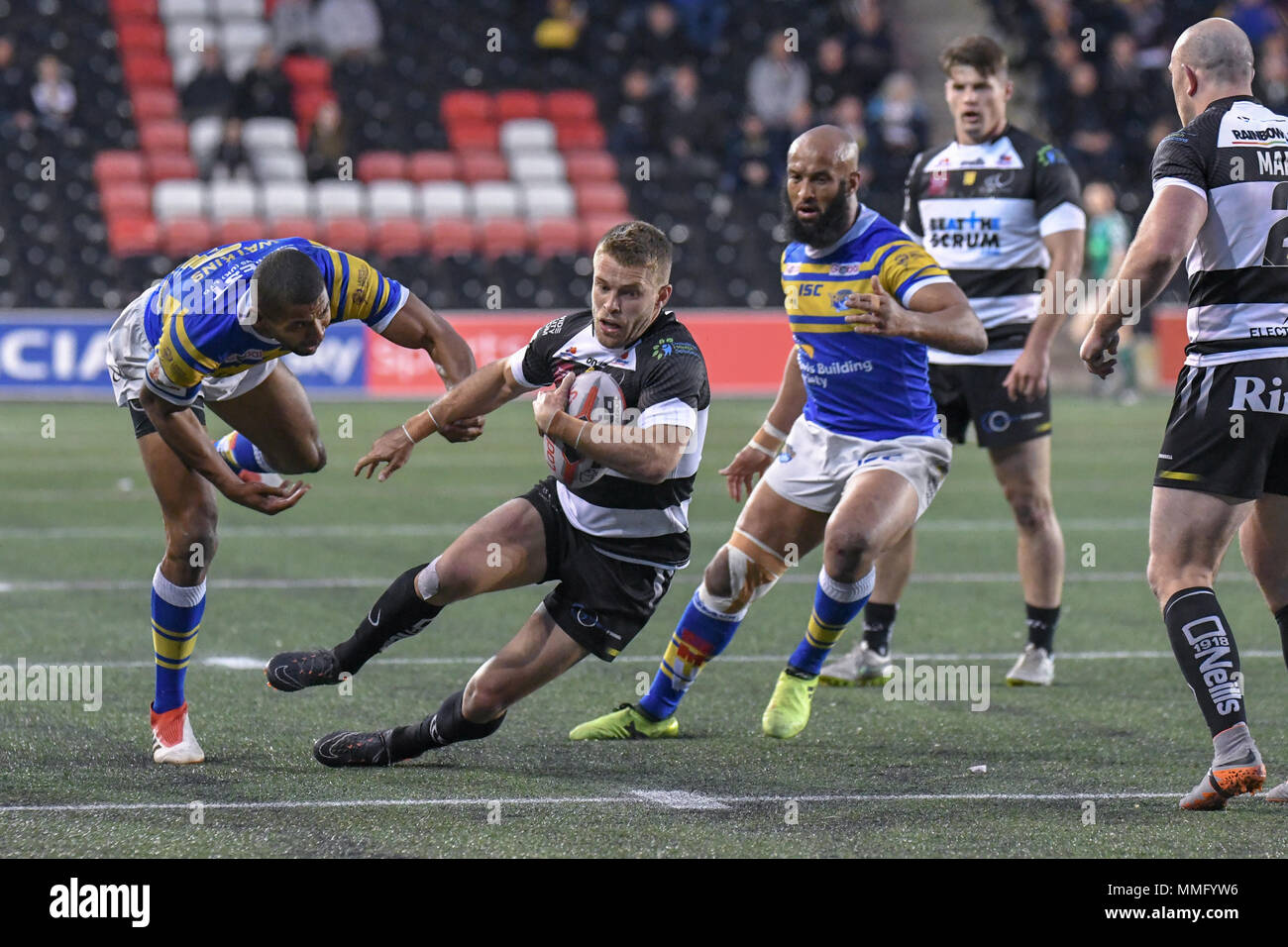 11th May 2018 , Select Security Stadium, Widnes, England; Ladbrokes Challenge Cup rugby, Widnes Vikings v Leeds Rhinos; Rhys Hanbury of Widnes Vikings avoids the tackle Stock Photo