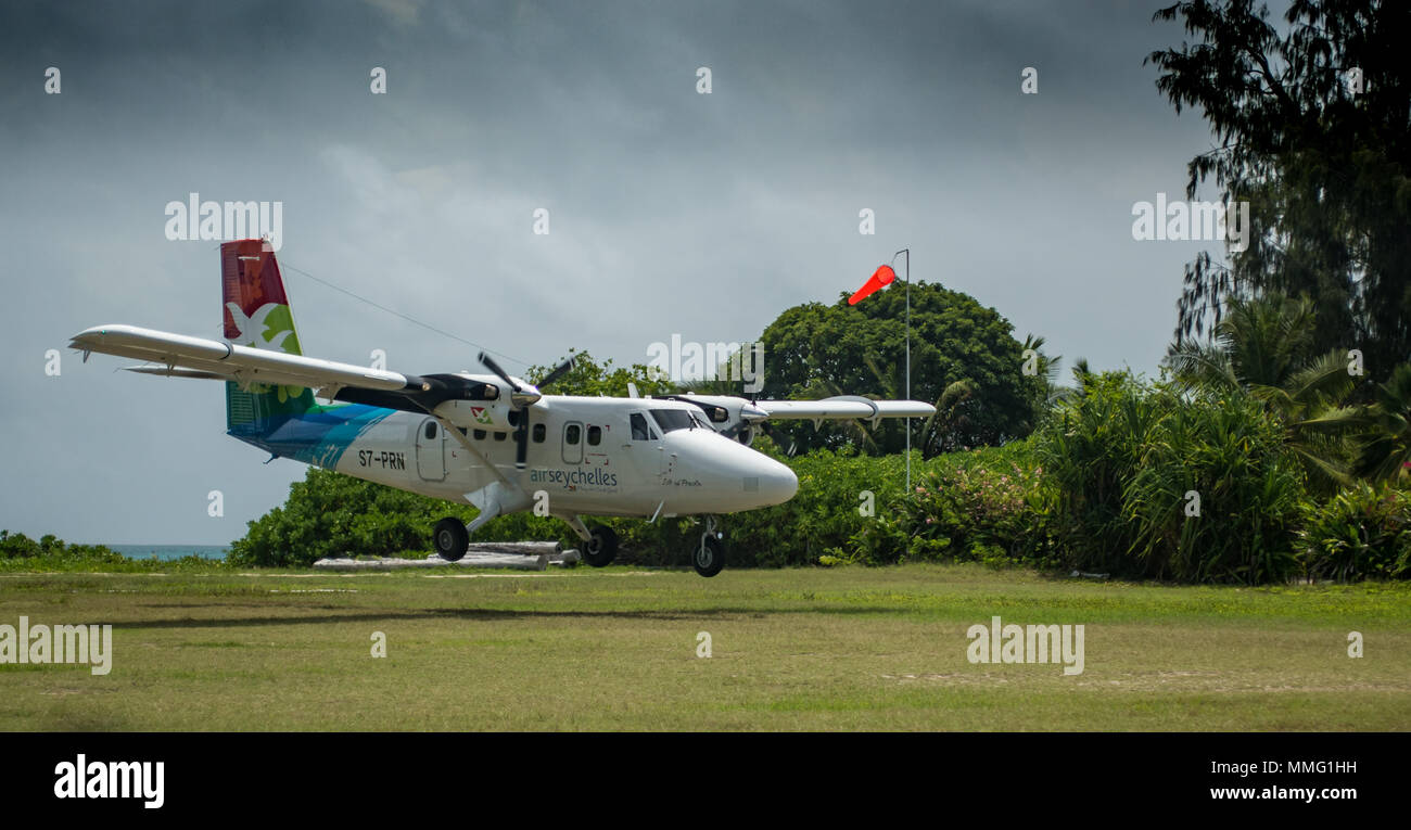 Air Seychelles Twin Otter coming into land on Denis Island in the Seychelles Stock Photo