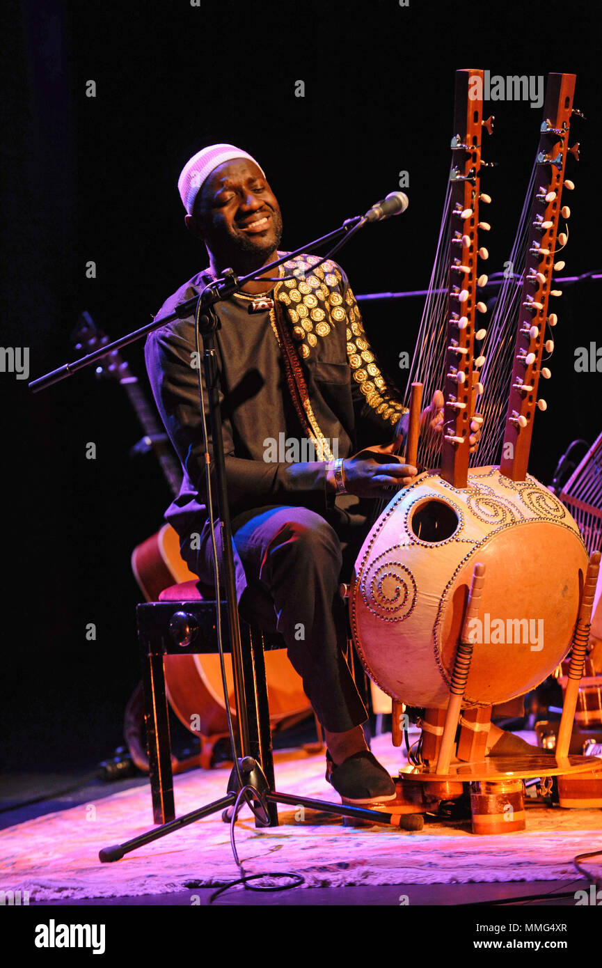 Seckou Keita playing the kora onstage at Mareel in the Shetland Isles Stock Photo