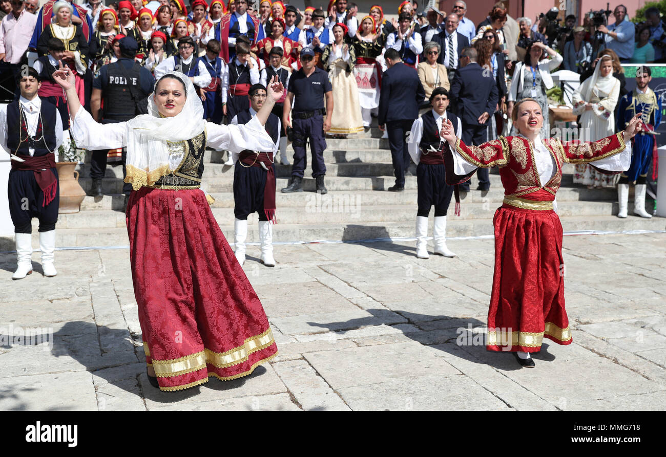 Cretan dancers hi-res stock photography and images - Alamy