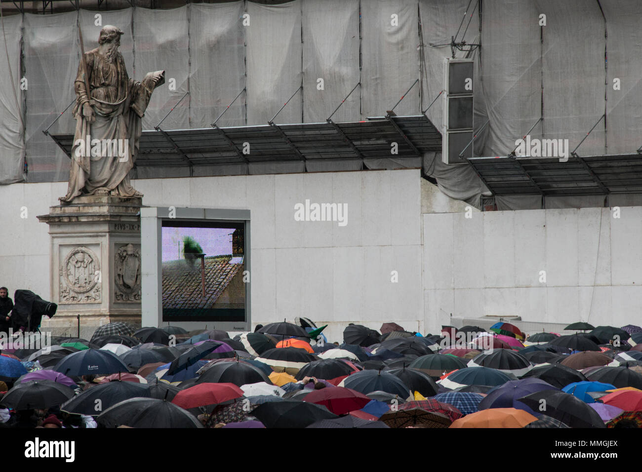 St Peter’s Square, Vatican 2013. Black smoke to signal no decision has been made during the 2013 Papal Conclave Stock Photo