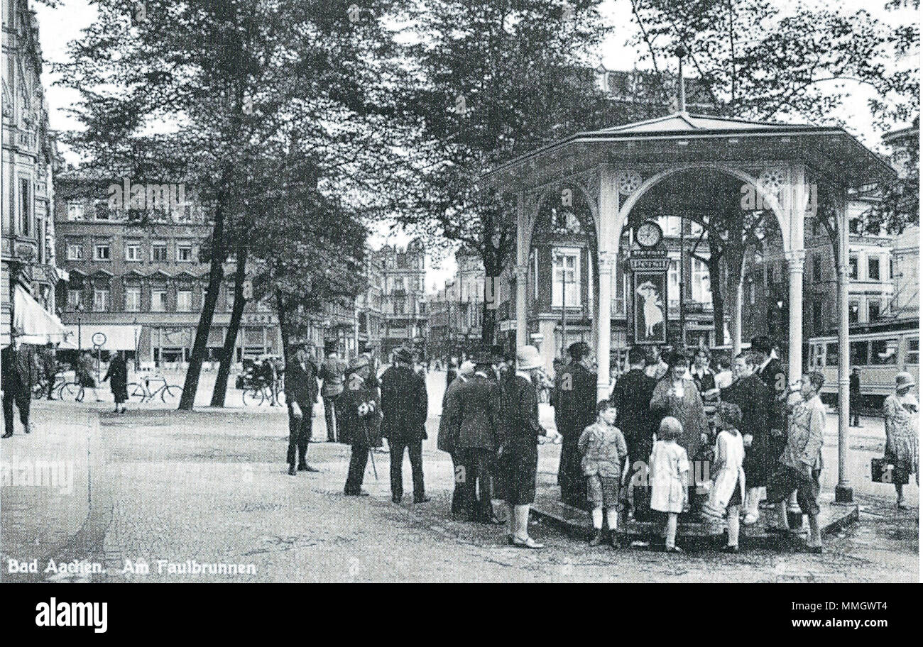 . Deutsch: Öffentlicher Trinkbrunnen - genannt 'Faulbrunnen' - auf dem Friedrich-Wilhelm-Platz in Aachen, an dem kostenlos Mineralwasser aus der Kaiserquelle abgegeben wurde. . 1932. Unknown 23 Aachener Trinkbrunnen 1932 Stock Photo