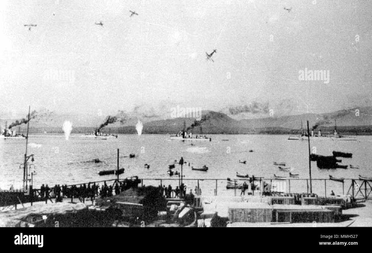 . La Fuerza Aérea de Chile bombardea a la escuadra fondeada en Coquimbo, el 6 de septiembre de 1931. La marinería sublevada había tomado el control de los buques el día 1º del mismo mes. Posiblemente los aviones que aparecen en la fotografía hayan sido retocados.  . 1931. Unknown 90 Bombardeo de Coquimbo 1931 Stock Photo