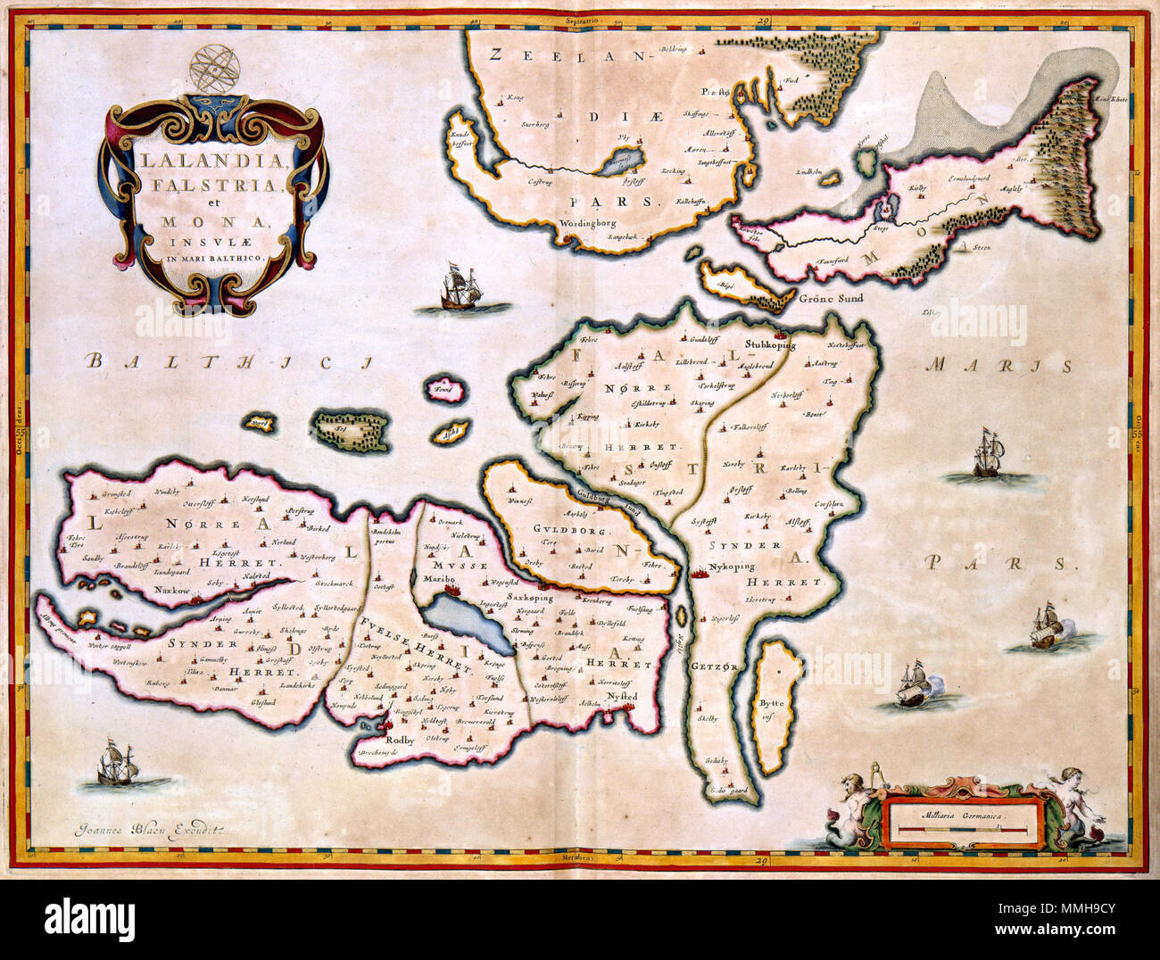.  Nederlands: Deze kaart van de Deense eilanden Lolland, Falster en Mon werd in 1662 gepubliceerd in de Atlas Maior van Joan Blaeu (1598-1673). De kaart geeft een voor die tijd zeer betrouwbaar beeld van deze eilanden. Voor de samenstelling van de kaart maakte Blaeu namelijk gebruik van de resultaten van een grote kartografische opname van het Deense rijk die al vanaf 1630 in opdracht van Koning Christian IV werd uitgevoerd. English: This map of the Danish islands Lolland, Falster and Mon was published in 1662 in the Atlas Maior by Joan Blaeu (1598-1673). The map gives a contemporary view of  Stock Photo