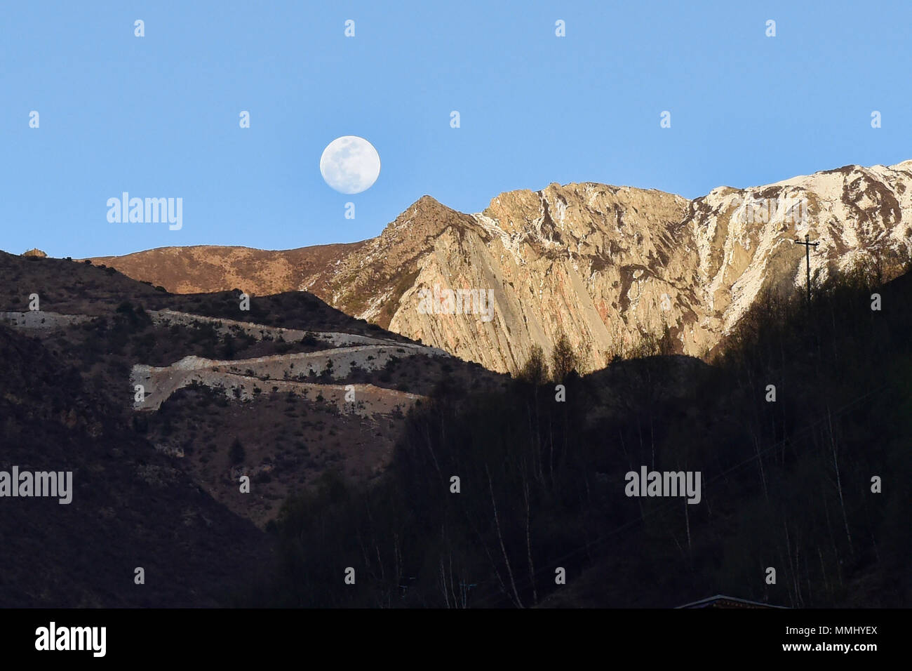 Moonrise on the Tibetan border, Dege, Sichuan, China Stock Photo