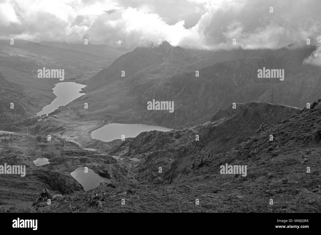 Walk in Cwm Idwal through Hells Kitchen to Y Garn Stock Photo Alamy