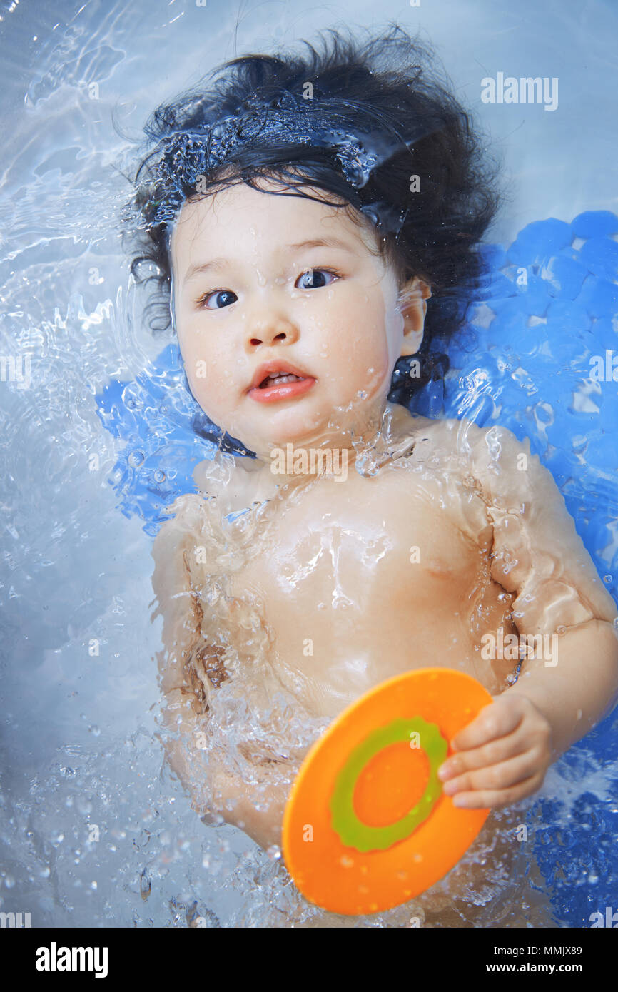 1 year baby in the bath Stock Photo Alamy