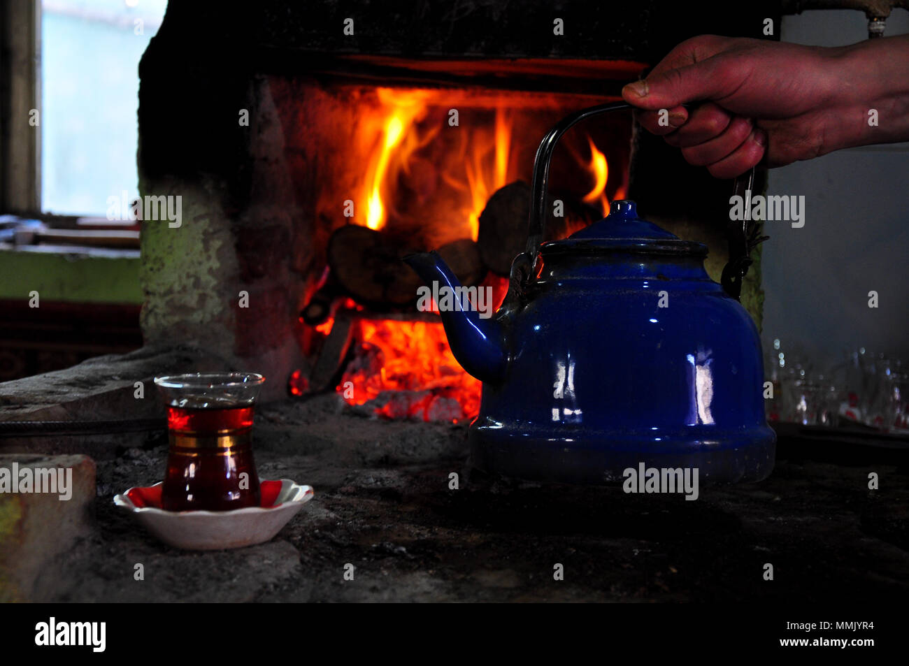 Kettle boiling fireplace hires stock photography and images Alamy