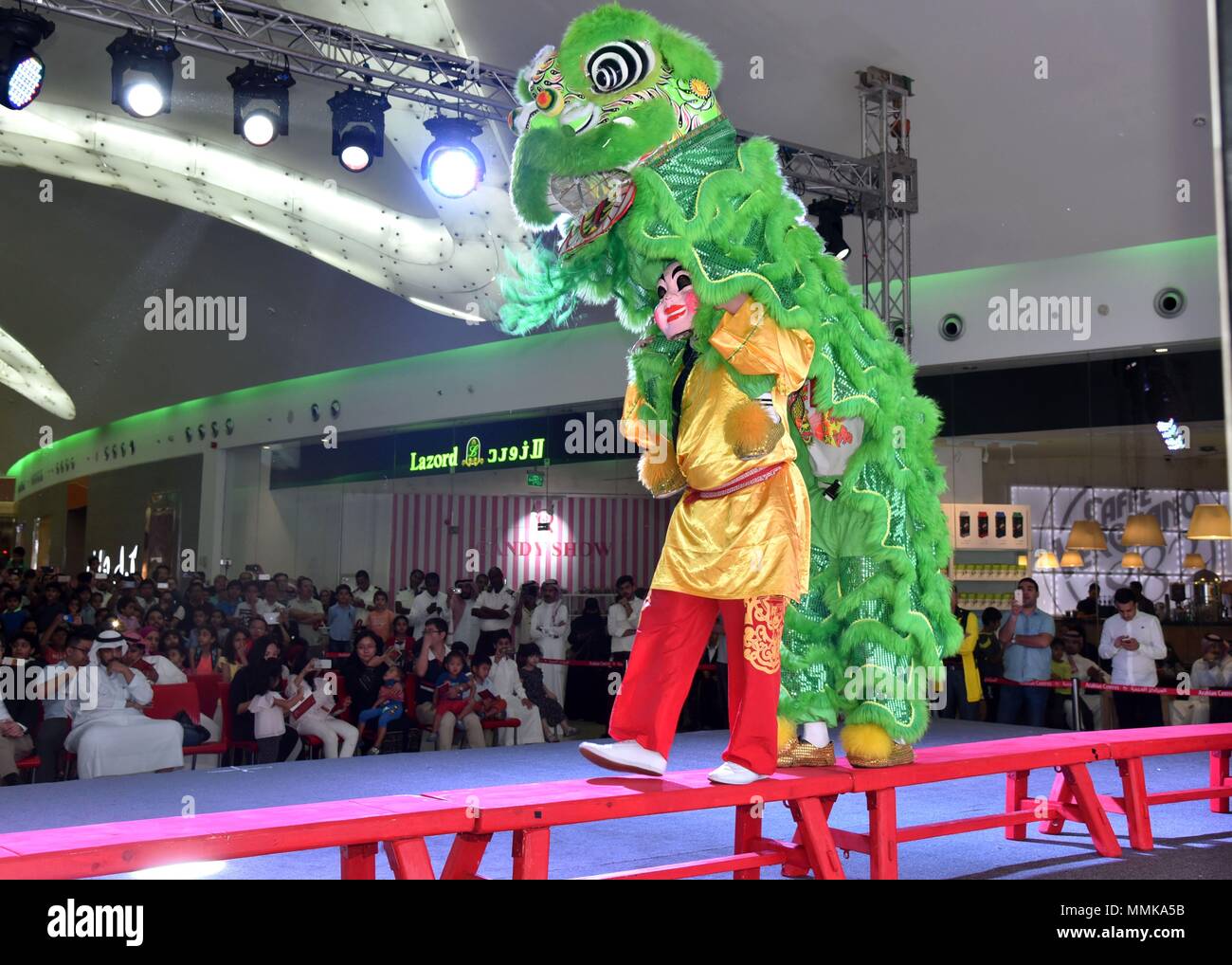 Dammam. 11th May, 2018. A Chinese actor performs at a shopping mall in Dammam, Saudi Arabia on May 11, 2018. A Chinese arts delegation for dragon and lion dance and martial arts is giving performances in two big cities in Saudi Arabia. The performances which started on May 8 will last until May 12. Credit: Wang Bo/Xinhua/Alamy Live News Stock Photo