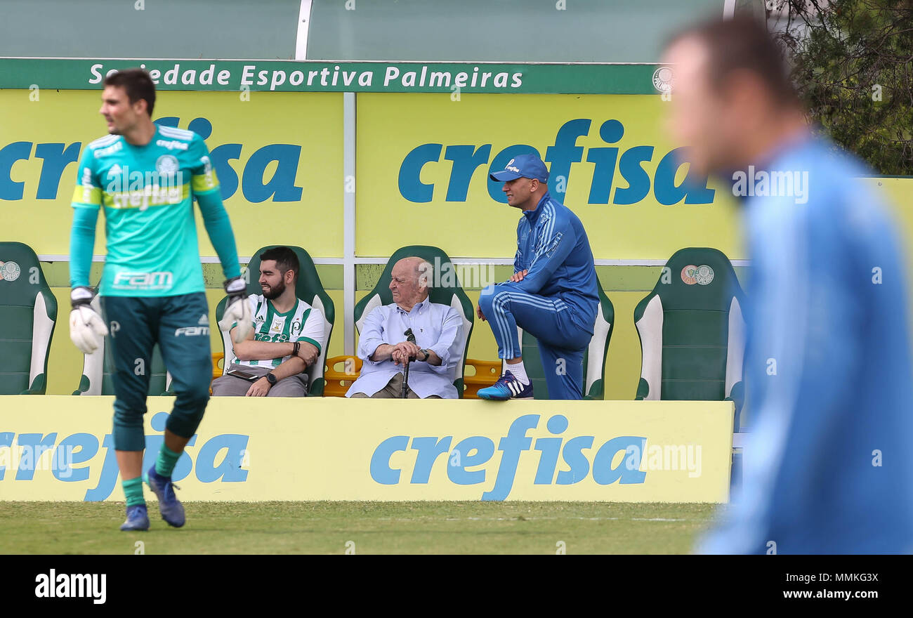 SÃO PAULO, SP - 12.05.2018: TREINO DO PALMEIRAS - Former coach Rubens  Minelli and coach Omar Feitosa (D), from SE Palmeiras, during training, at  the Football Academy. (Photo: Cesar Greco/Fotoarena) Credit: Foto