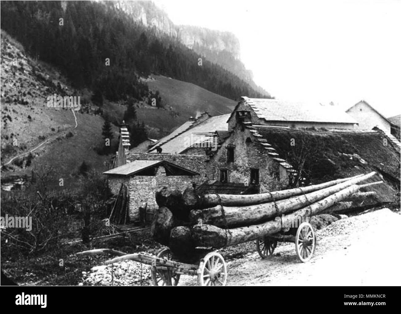 Chaumière avec pignons à redents. Route d'Engins. 1890 Stock Photo