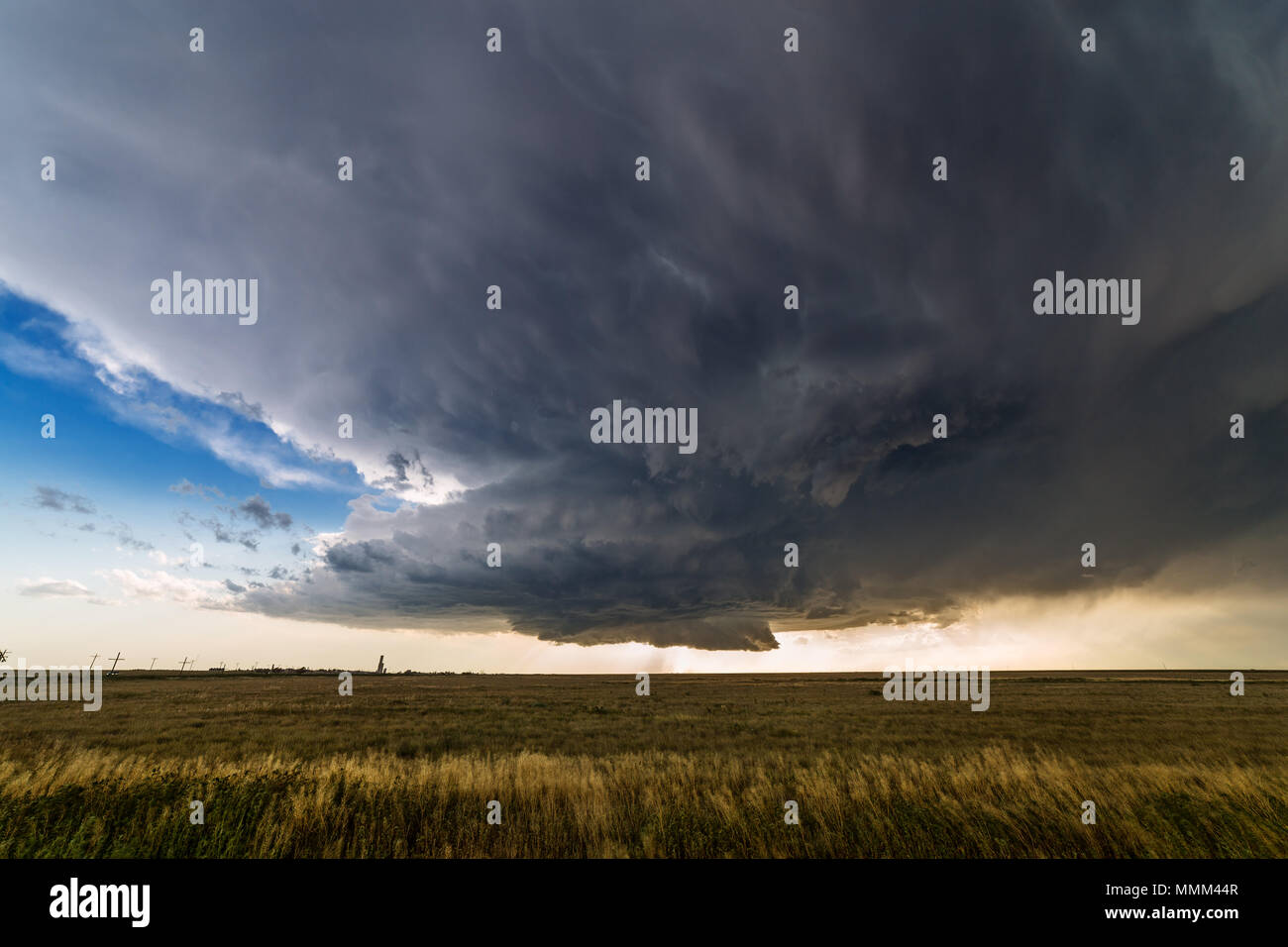 A dark, dramatic wall cloud and supercell thunderstorm in the plains in Colorado Stock Photo
