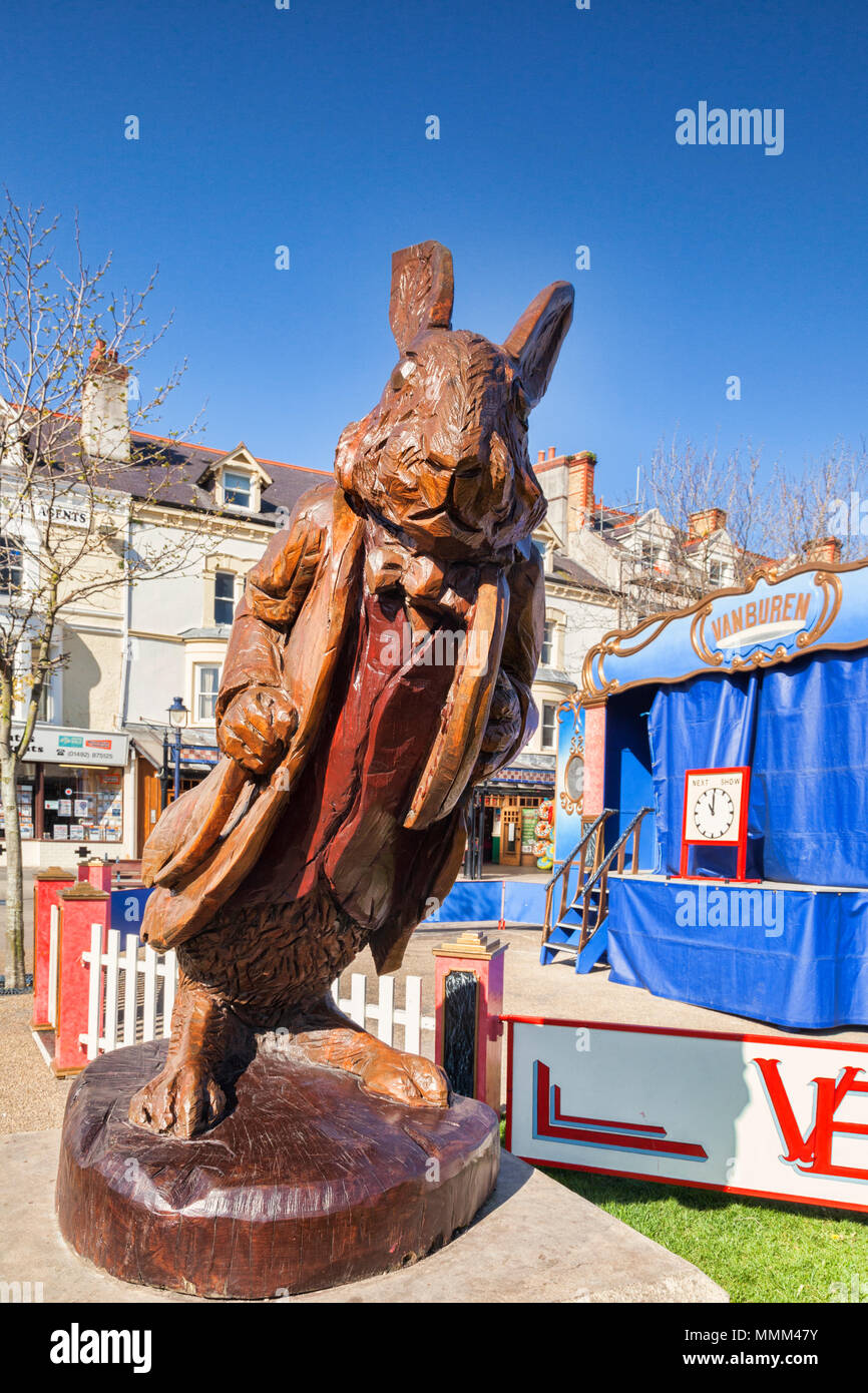 7 May 2018: Llandudno, Conwy, North Wales - White Rabbit oak sculpture, by Simon Hedger, part of the Alice in Wonderland Trail, with some of the attra Stock Photo