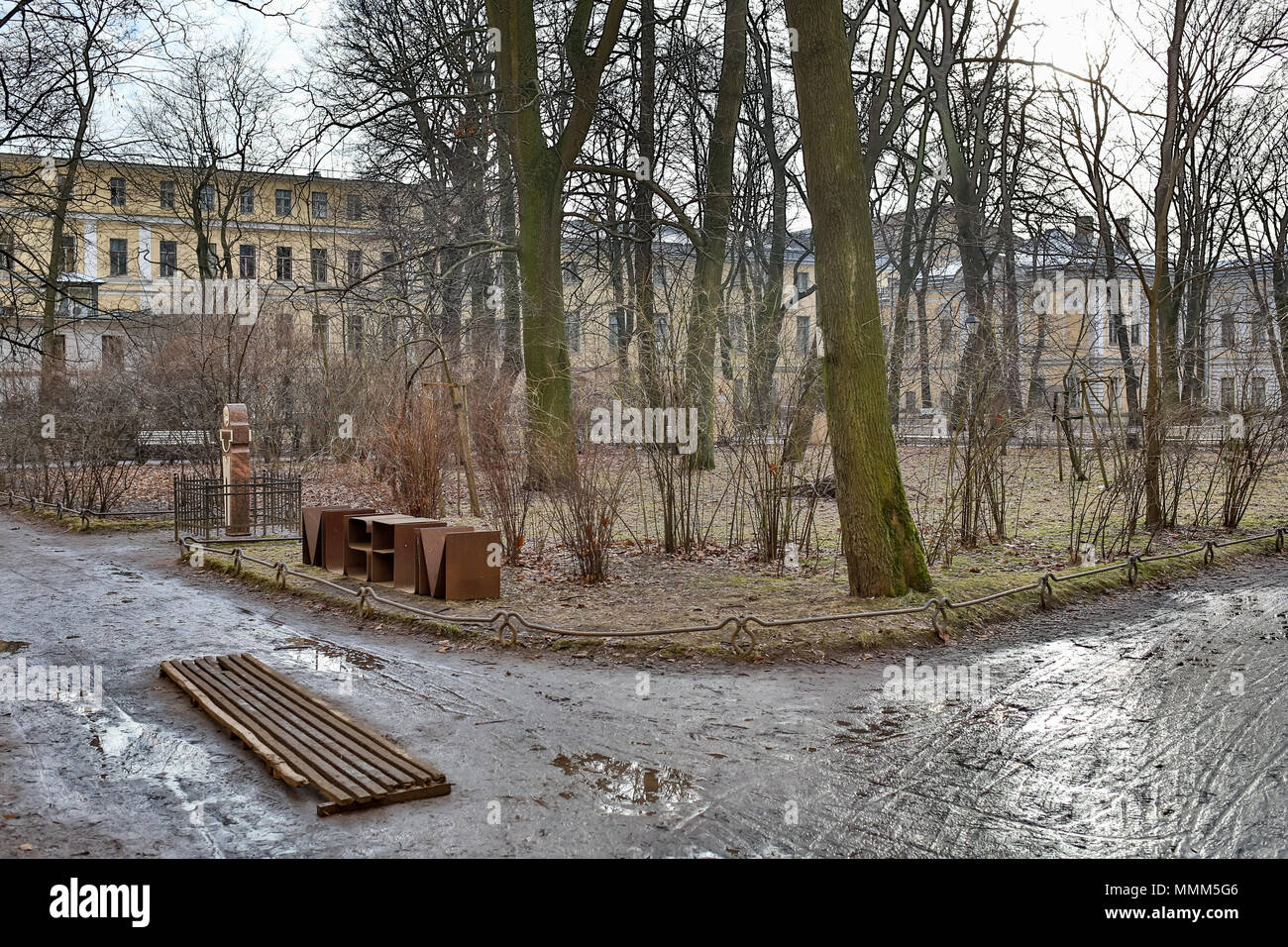 SAINT PETERBURG/RUSSIA-09 DESEMBER 2018: park in late autumn, early morning. Stock Photo