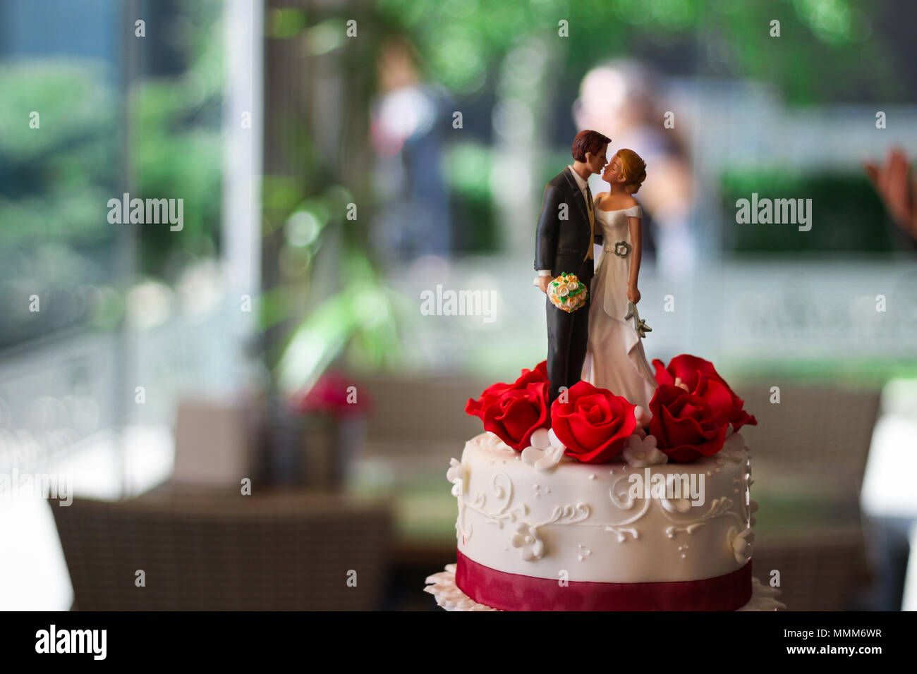 Black couple wedding cake hi-res stock photography and images - Alamy