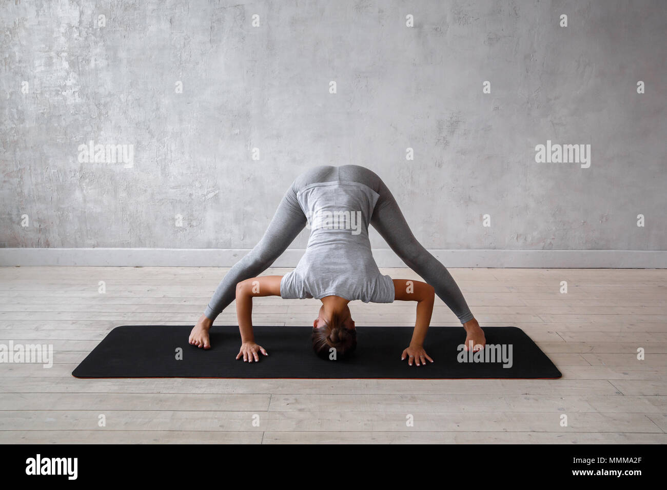 Advanced pose hi-res stock photography and images - Page 17 - Alamy