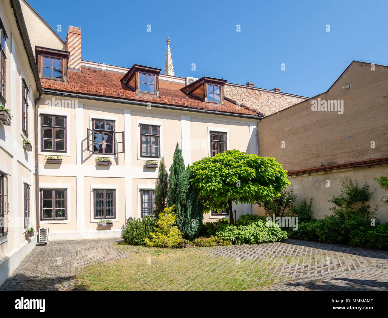 Old courtyards hi-res stock photography and images - Alamy