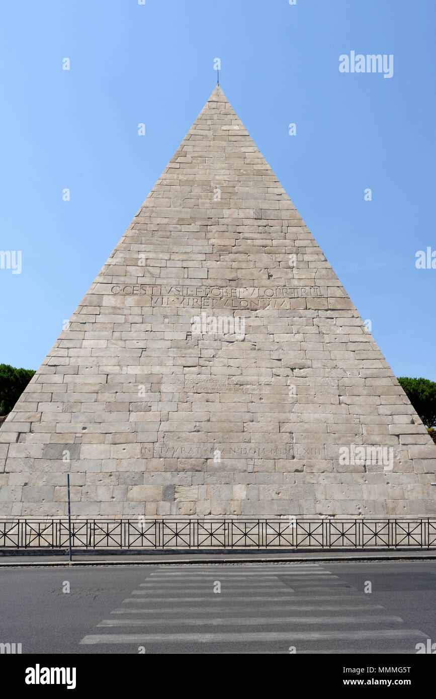 The Egyptian like landmark Pyramid of Caius Cestius in the Rome neighbourhood of Testaccio. The Pyramid (Piramide di Caio Cestio) was built by Caius C Stock Photo