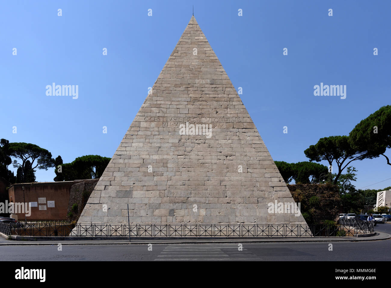 The Egyptian like landmark Pyramid of Caius Cestius in the Rome neighbourhood of Testaccio. The Pyramid (Piramide di Caio Cestio) was built by Caius C Stock Photo