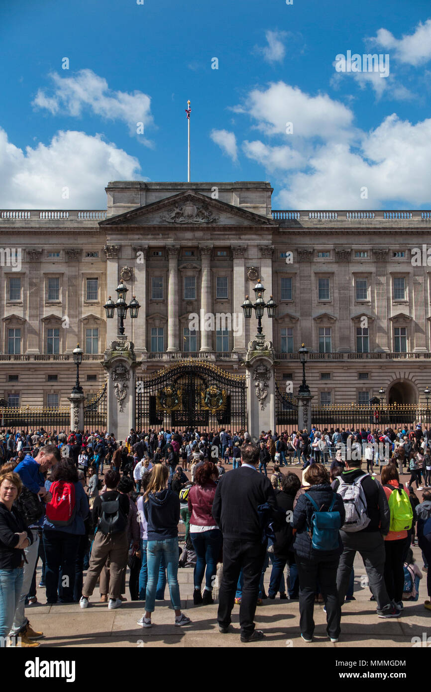 A spring day outside Buckingham Palace as crowds congregate to view the Queen's home Stock Photo
