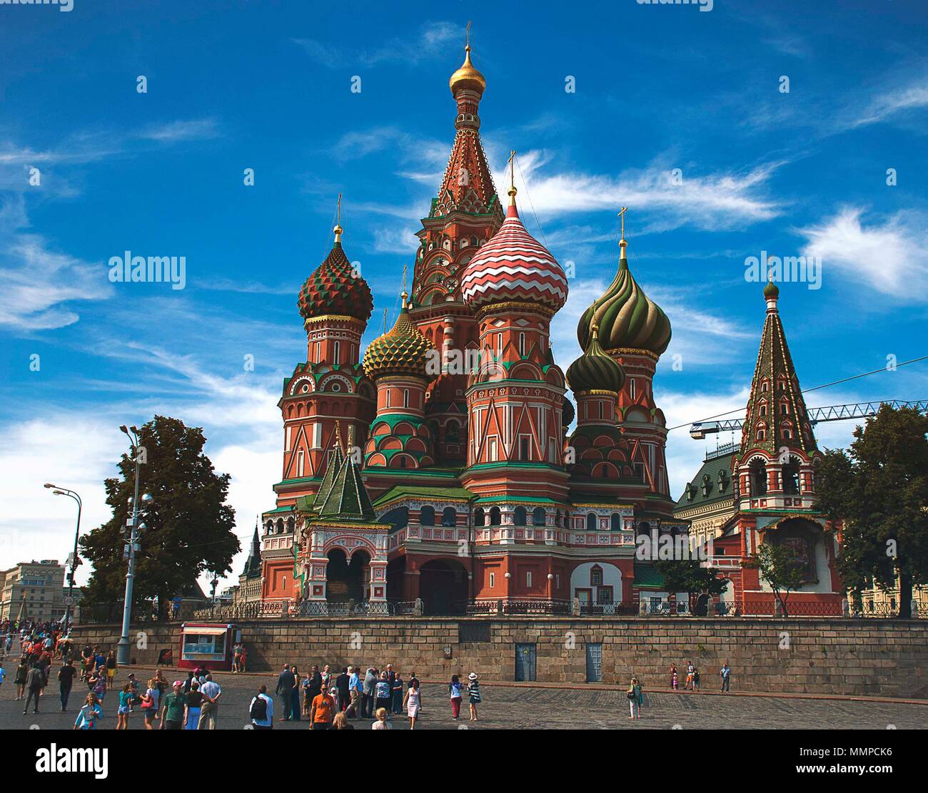 The colourful onion domes of the iconic St Basils Cathedral on Red ...