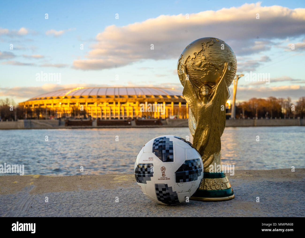 April 13, 2018 Moscow, Russia Trophy of the FIFA World Cup and official  ball of FIFA World Cup 2018 Adidas Telstar 18 against the backdrop of the  Luz Stock Photo - Alamy