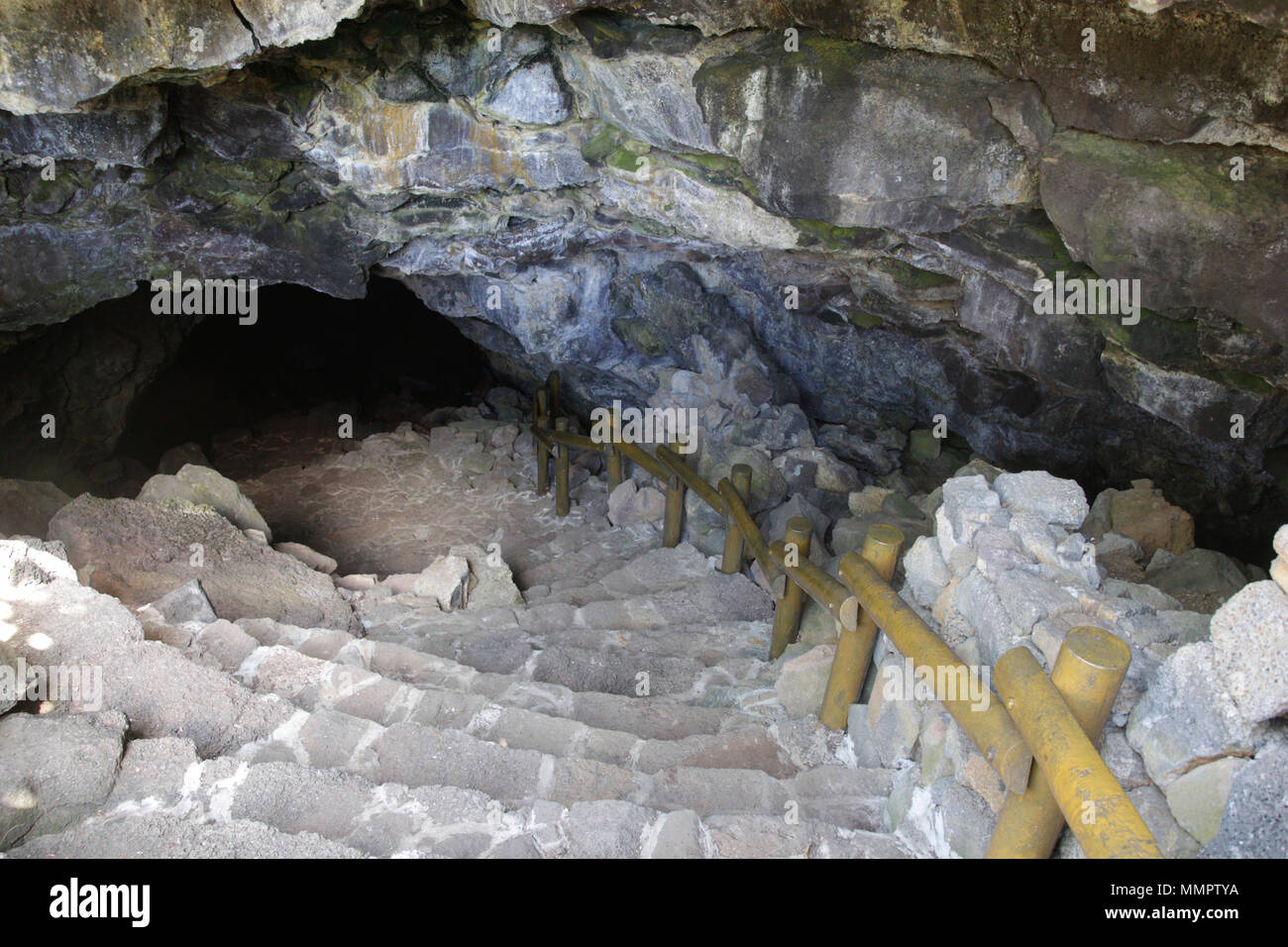 La Cave Madame est une grotte naturelle située à Roches-Noires, dans le nord-est de Maurice. Le village compte plusieurs caves, dont certaines ont abr Stock Photo