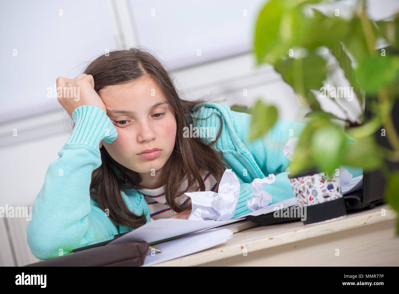 She is doing her homework. She is doing her homework. Bored teenager. девушка делает уроки на улице. нудная девочка это.