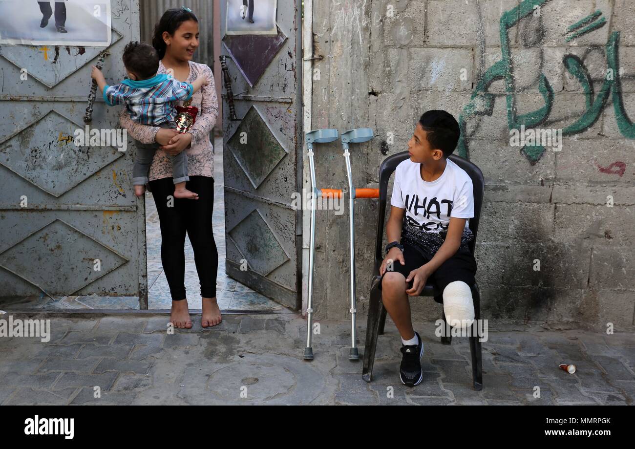 Nusairat, Gaza Strip, Palestinian Territory. 12th May, 2018. Palestinian boy Abdul Rahman Nofal, 13, who amputated his leg after he was shot by Israeli security forces during clashes at Gaza-Israeli border, sits outisde his home at al-Nusairat refugee camp in the central Gaza Strip, on May 12, 2018 Credit: Ashraf Amra/APA Images/ZUMA Wire/Alamy Live News Stock Photo