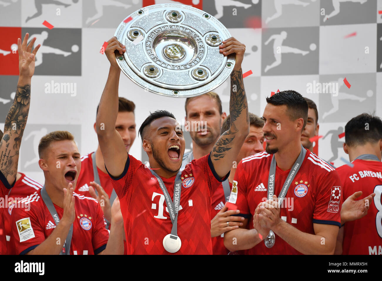 Corentin TOLISSO (FC Bayern Munich) with cup, championship trophy, trophy,  jubilation, joy, enthusiasm, award ceremony, re: Sandro WAGNER (FC Bayern  Munich). Football 1. Bundesliga, 34. matchday, matchday34, Bayern Munich  (M) -VFB Stuttgart (
