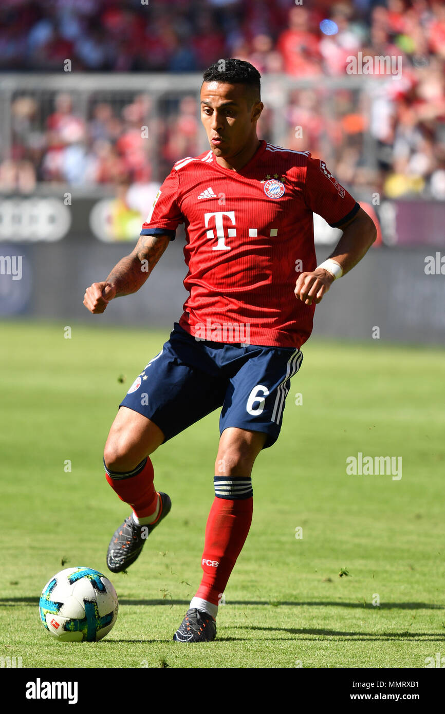 Thiago ALCANTARA (FCB), Action, Single Action, Frame, Cut Out, Full Body,  Whole Figure. Football 1. Bundesliga, 34. matchday, matchday34, Bayern  Munich (M) -VFB Stuttgart (S) 1-4, on May 12, 1818 in Muenchen/Germany,