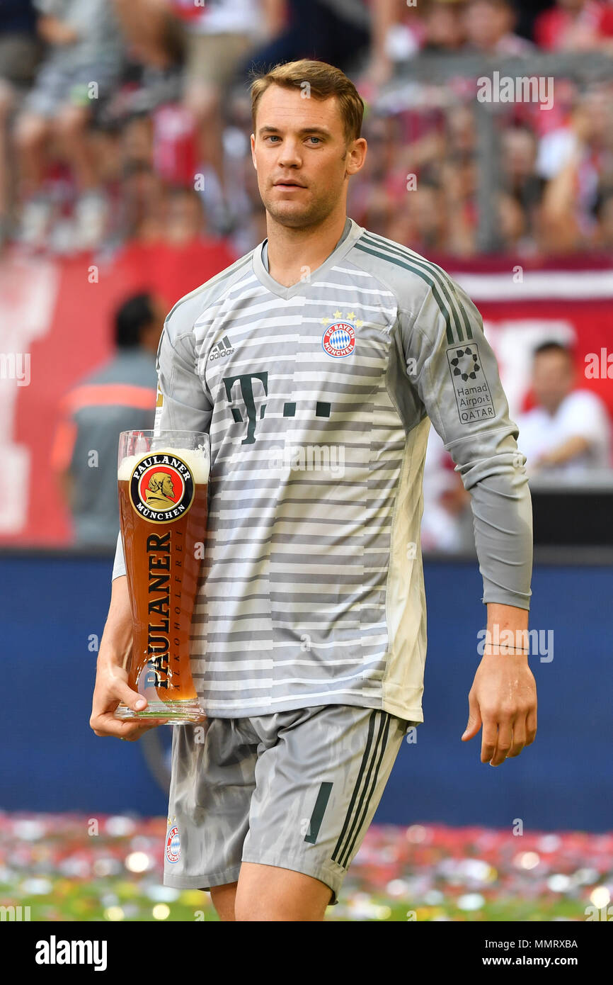 Manuel NEUER (goalkeeper FC Bayern Munich) with full Weissbierglass action,  single image, single cut motive, half figure, half figure. Football 1.  Bundesliga, 34. matchday, matchday34, Bayern Munich (M) -VFB Stuttgart (S)  1-4,