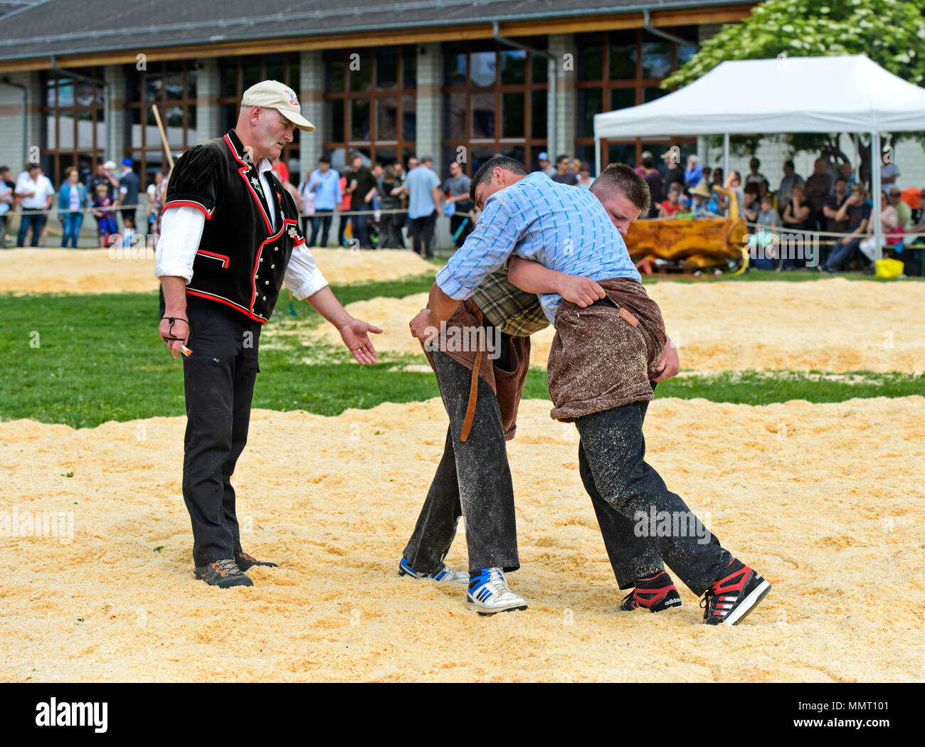 Anières, Geneva, Switzerland. 12 May 2015. Judge and Swiss wrestlers in saw dust ring, 19th Swiss wrestling festival of the Canton of Geneva, Anières, Geneva, Switzerland. Credit: GFC Collection/Alamy Live News Stock Photo