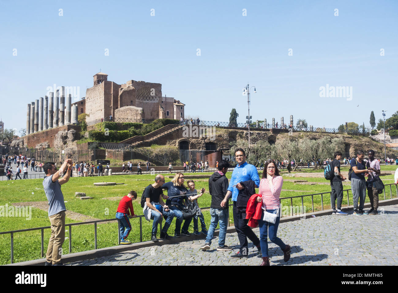 Rome tourists hi-res stock photography and images - Alamy