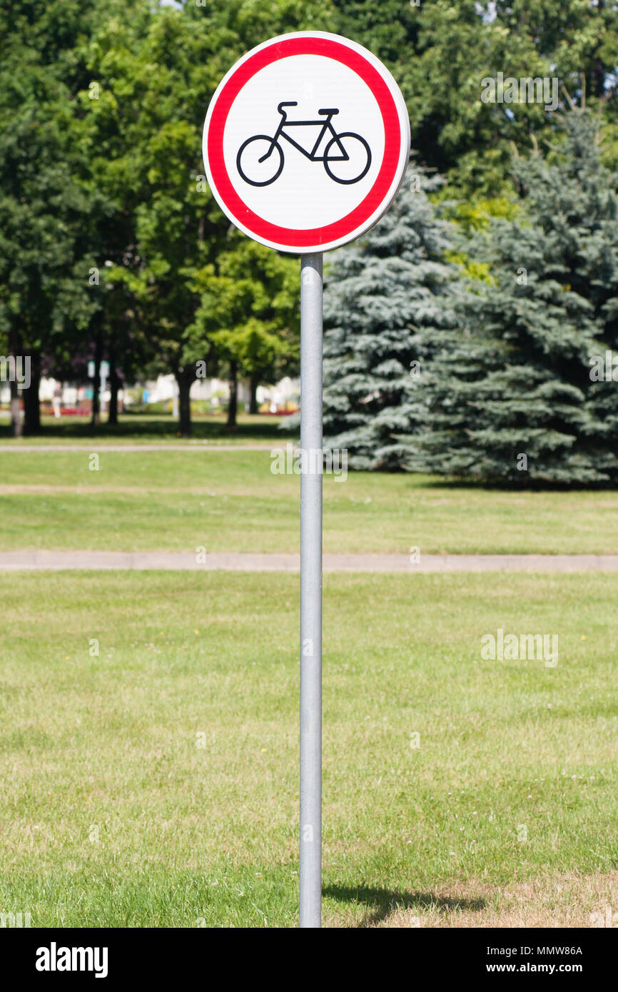A road sign with a picture of a bicycle Stock Photo - Alamy