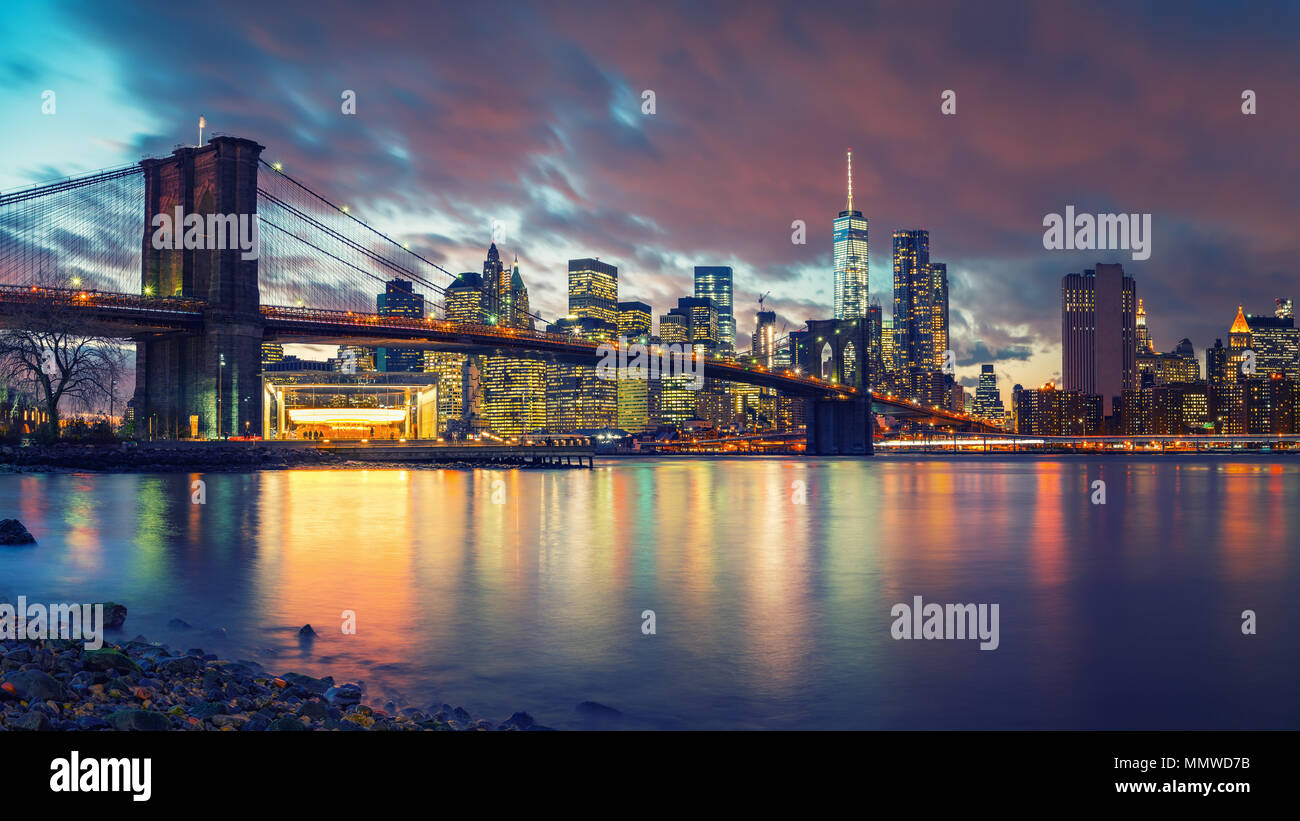 Brooklyn bridge and Manhattan at dusk Stock Photo - Alamy