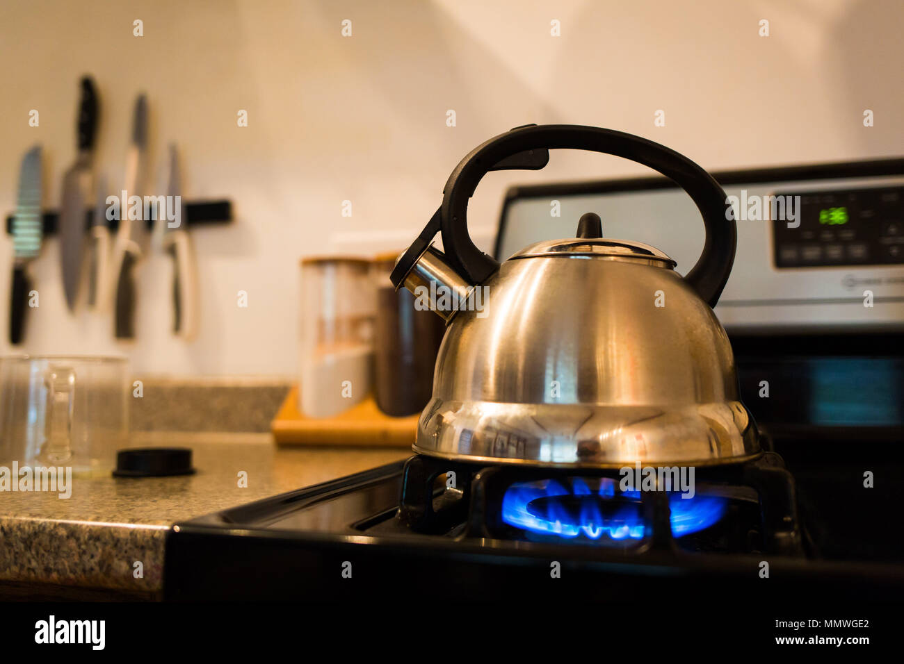 https://c8.alamy.com/comp/MMWGE2/boiling-water-in-kettle-gas-stove-morning-tea-heat-MMWGE2.jpg