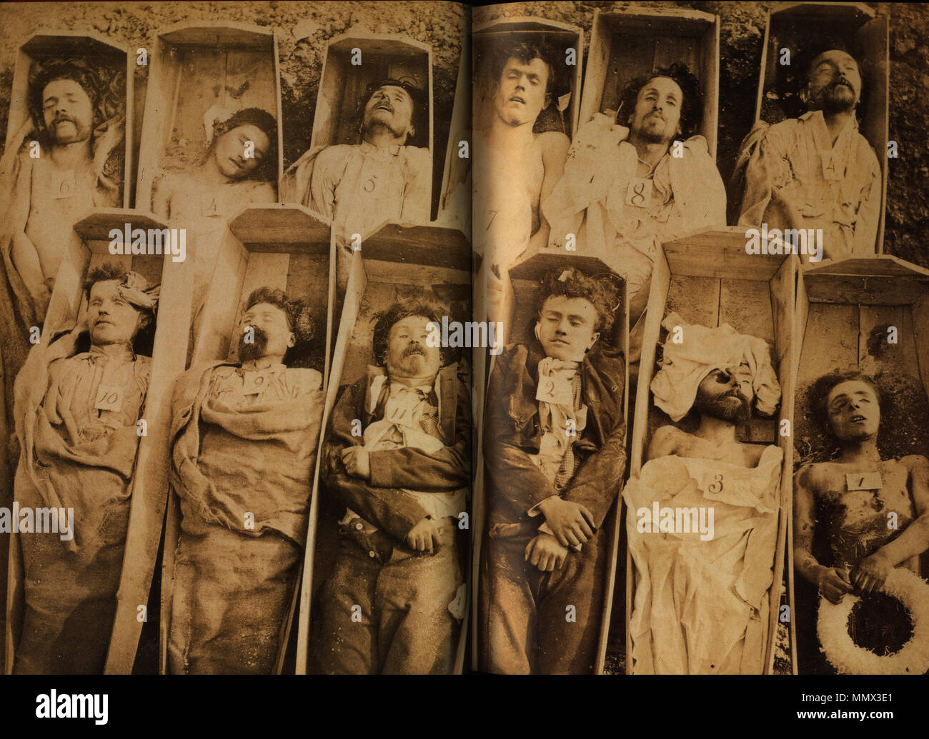 . Français Cadavres de Communards disposés dans des cercueils ces