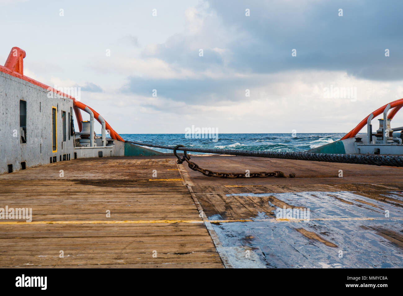 Anchorhandling Tug Supply AHTS vessel doing static tow tanker lifting