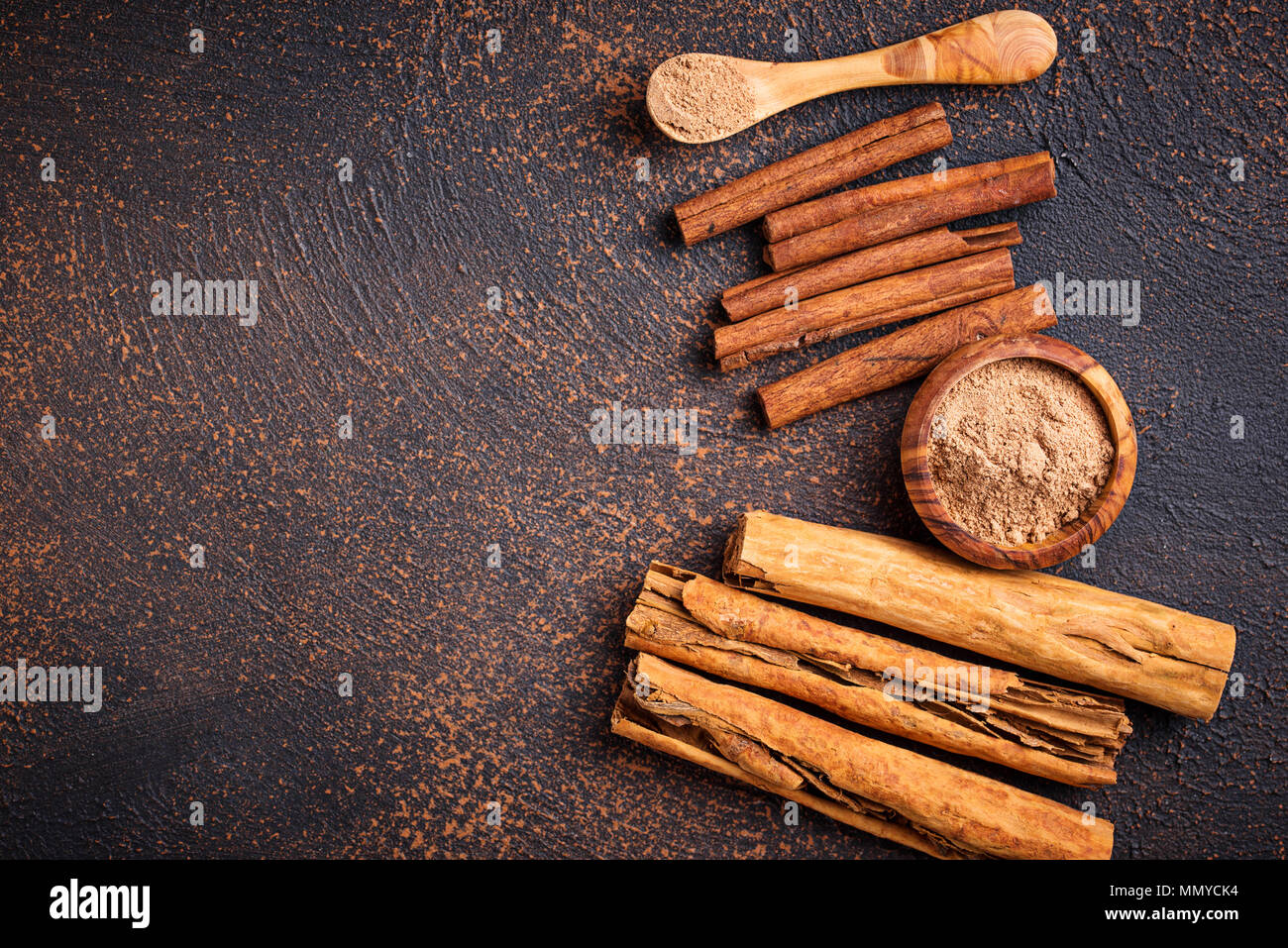 Ceylon cinnamon and cassia, sticks and powder Stock Photo - Alamy