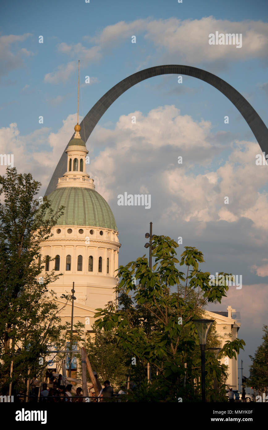 Capitol building and Gateway Arch, St. Louis Stock Photo: 185004415 - Alamy