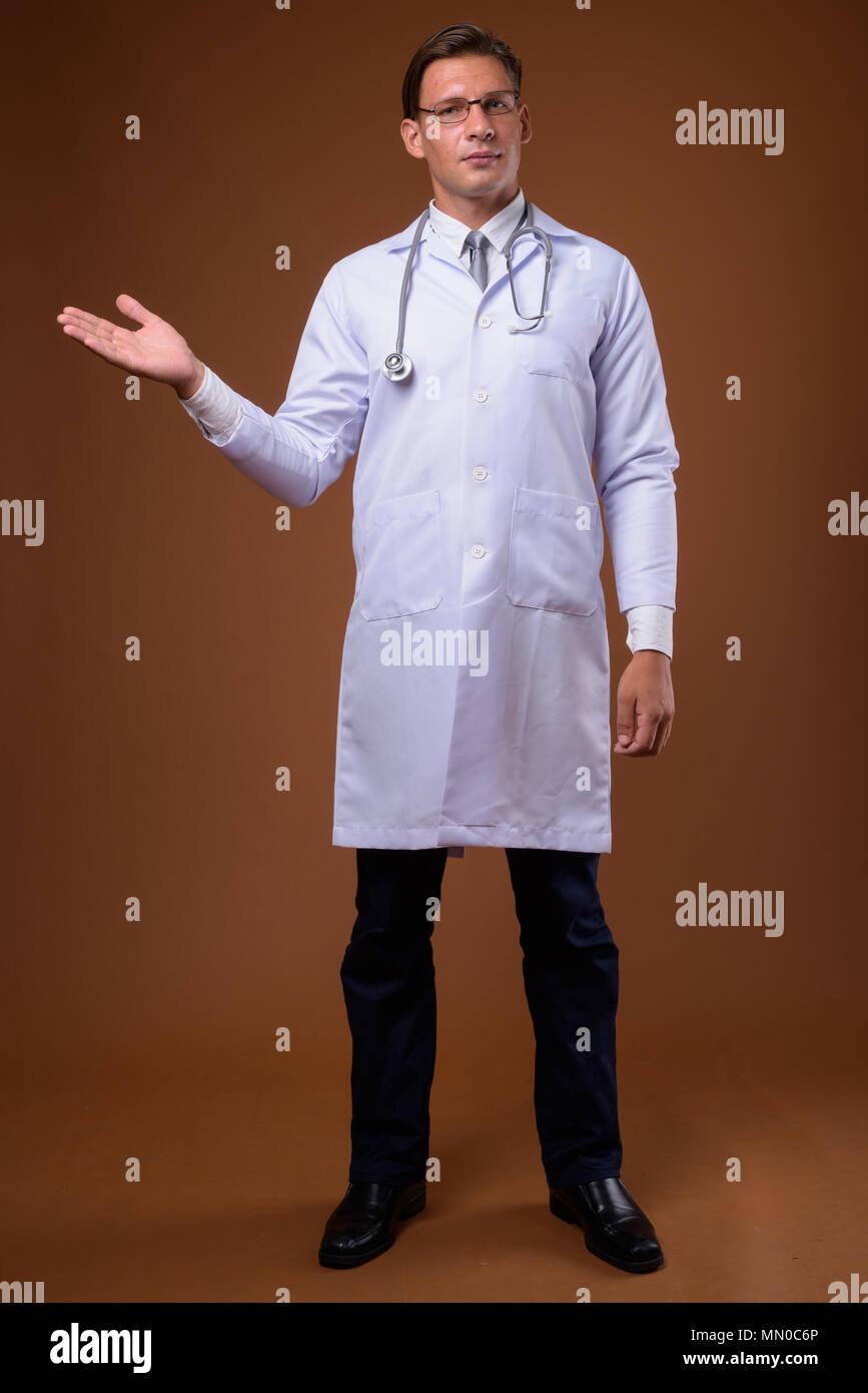 Doctor man studio shot hi-res stock photography and images - Alamy